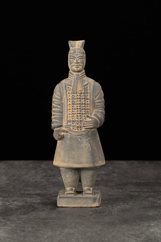 15CM Officier - CLAYARMY-Front view of the 15CM Clayarmy Officer figurine, showcasing intricate details on the armor and distinctive crown.