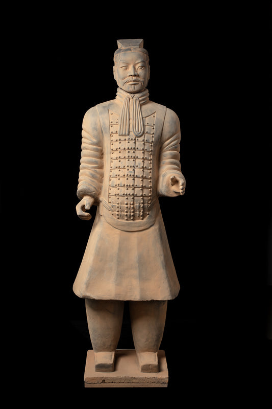 1.8M Officier - CLAYARMY-Front view of the 1.8M Clayarmy Officer, showcasing majestic stature and intricate details.